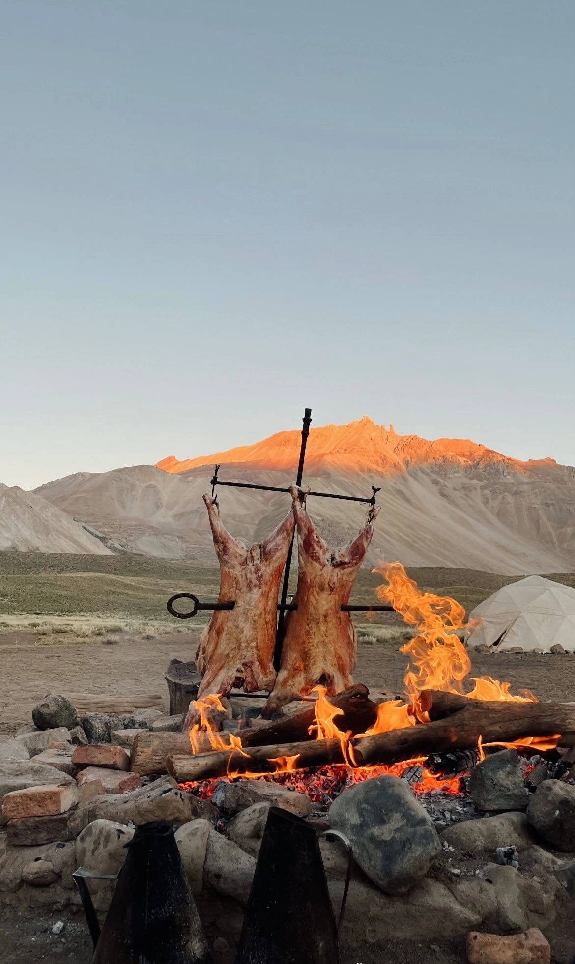 Gaucho cocinando guiso tradicional
