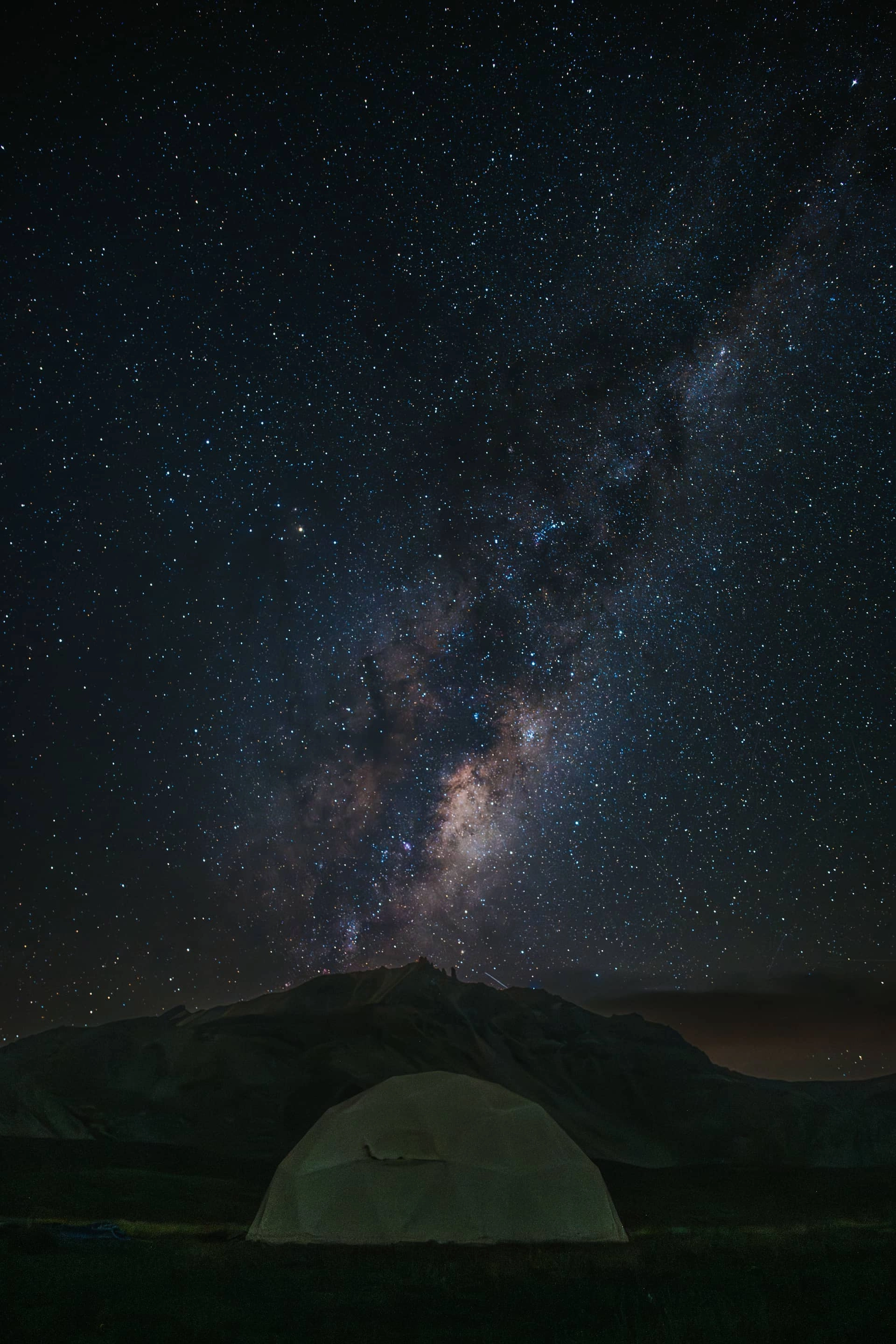 Camping bajo las estrellas en las montañas