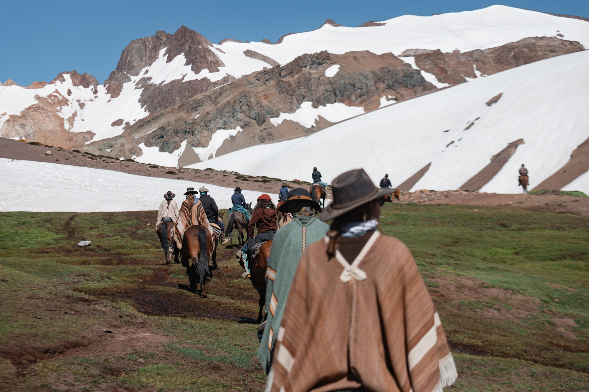 Jinetes expertos en cabalgata por los Andes