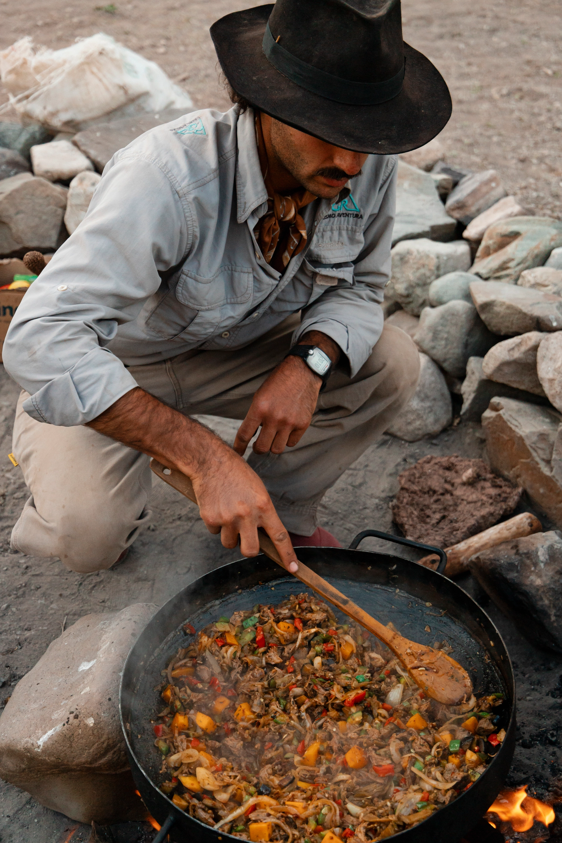 Cocina tradicional al aire libre con fuego y sartén